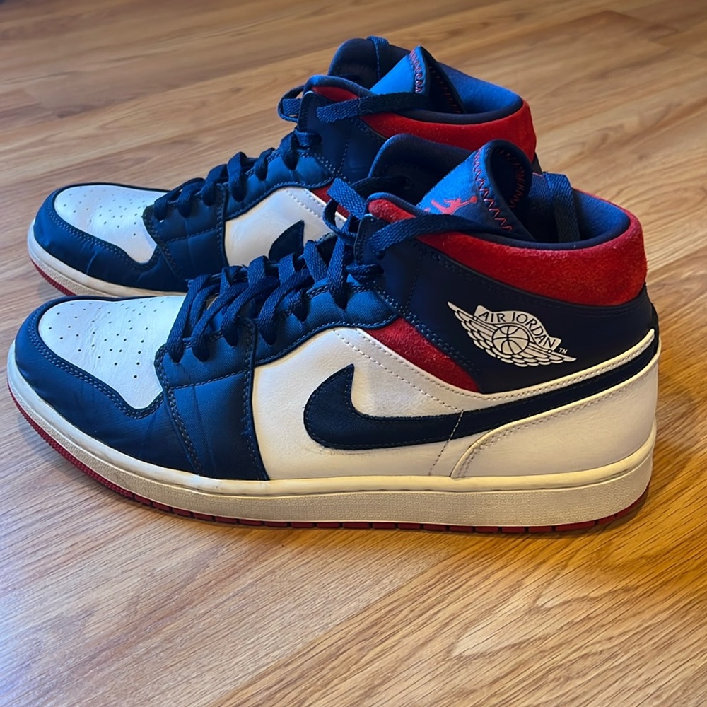 Air Jordan mid SE Olympic